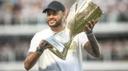 Neymar Junior ex jogador do Santos com o trofeu do campeonato paulista antes da partida entre Santos e Palmeiras no estadio Vila Belmiro pelo campeonato Paulista 2024. Foto: Reinaldo Campos/AGIF