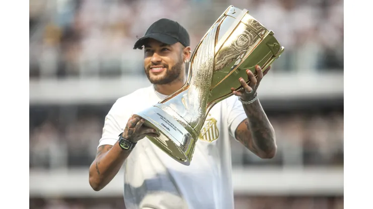 Neymar Junior ex jogador do Santos com o trofeu do campeonato paulista antes da partida entre Santos e Palmeiras no estadio Vila Belmiro pelo campeonato Paulista 2024. Foto: Reinaldo Campos/AGIF