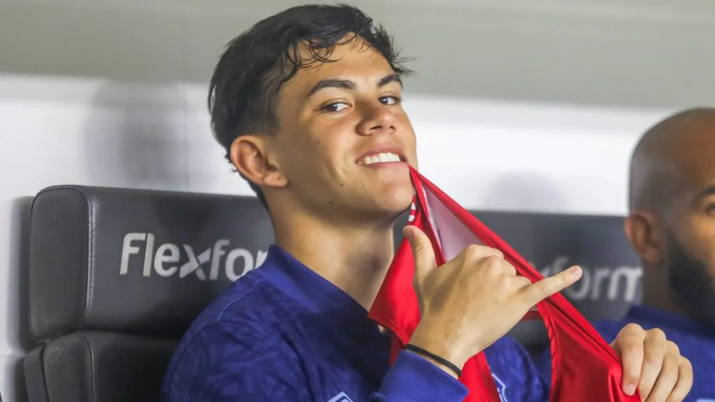 JP Chermont fazendo sinal positivo do banco do Santos - Foto: Reinaldo Campos/AGIF