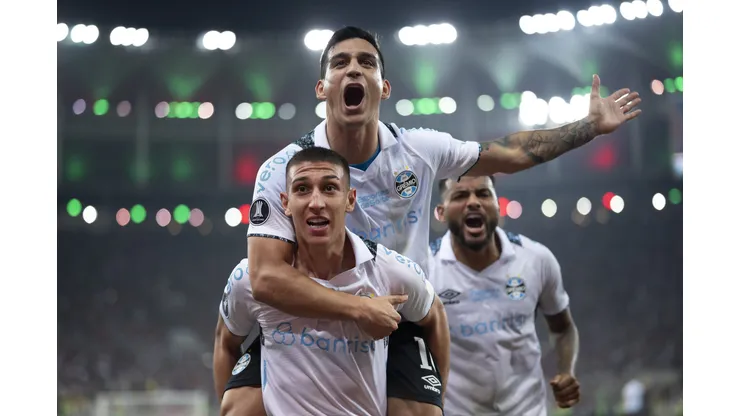 Cristaldo, meia do Grêmio, comemorando gol com Monsalve