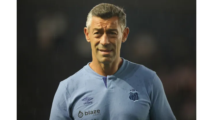 pedro Caixinha tecnico do Santos antes da partida contra o Mirassol no estadio Vila Belmiro pelo campeonato Paulista 2025. Foto: Reinaldo Campos/AGIF