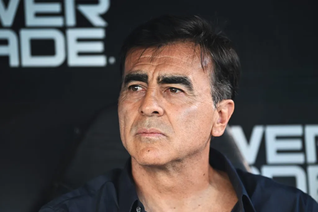 O técnico Gustavo Quinteros está participando das buscas por novos zagueiros junto à diretoria. Foto: Rodrigo Valle/Getty Images.