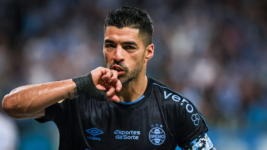 Luis Suárez comemorando com a camisa do Grêmio. Foto: Maxi Franzoi/AGIF
