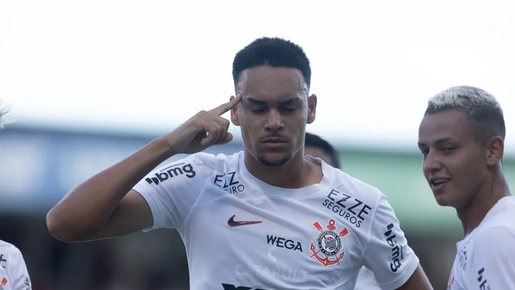 Tchoca comemorando com a camisa do Corinthians: Foto: Leonardo Lima/AGIF