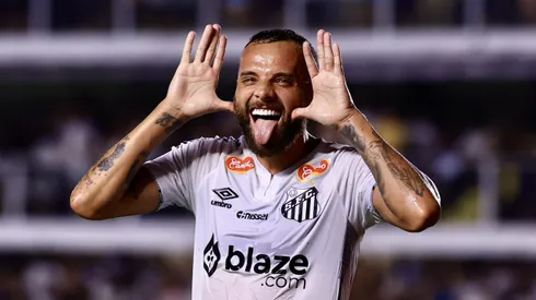 Guilherme, atacante do Santos, comemorando gol contra Palmeiras