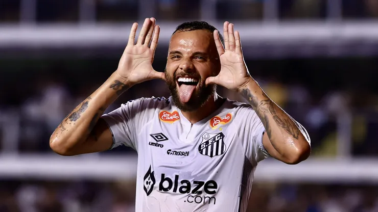 Guilherme, atacante do Santos, comemorando gol contra Palmeiras