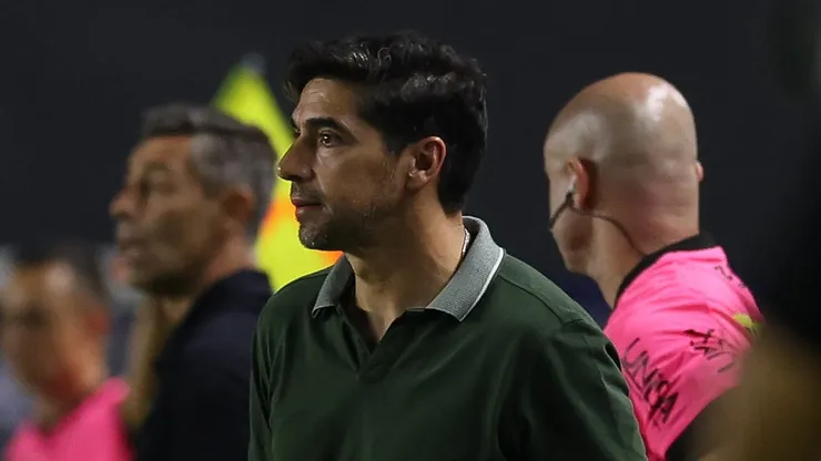 Abel Ferreira foi criticado pela torcida do Palmeiras pelo investimento em Giay, péssimo contra o Santos