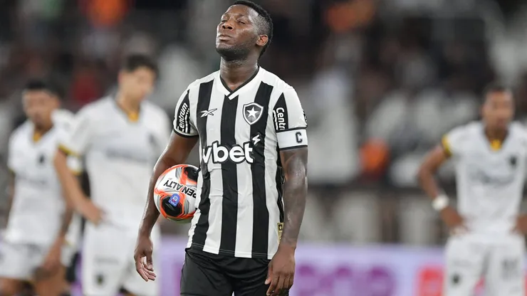 Patrick de Paula perde pênalti em derrota do Botafogo para o Volta Redonda e revolta a torcida.