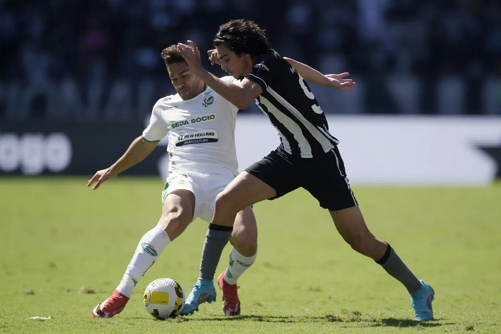 Matheus Nascimento atuando no Botafogo (Photo by Alexandre Loureiro/Getty Images)