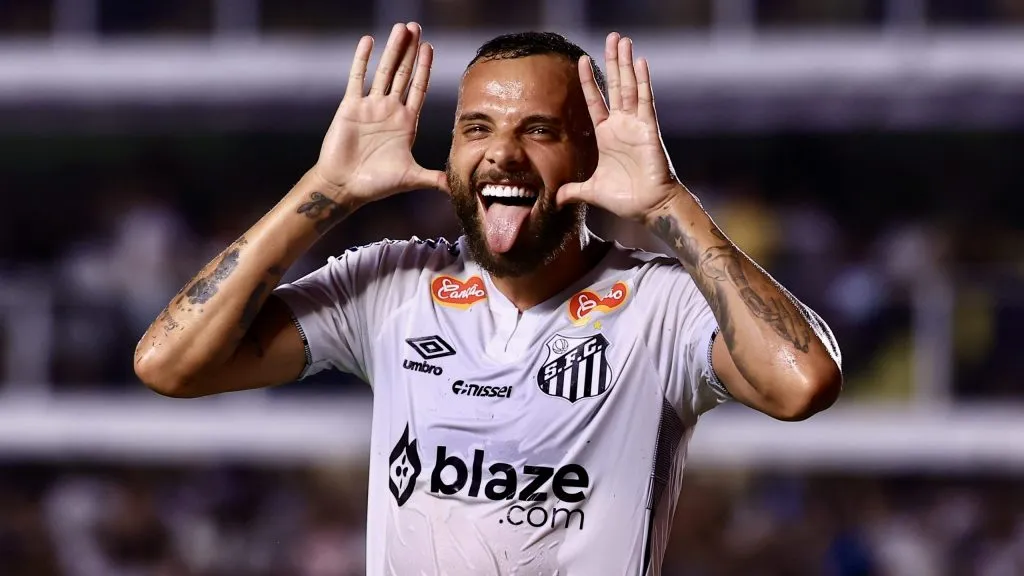 Guilherme  comemora seu gol durante partida contra o Palmeiras no estadio Vila Belmiro pelo campeonato Paulista 2025. Foto: Marcello Zambrana/AGIF