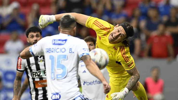 Cassio jogador do Cruzeiro durante partida contra o Athletic Club no estadio Mane Garrincha pelo campeonato Mineiro 2025. Foto: Mateus Bonomi/AGIF