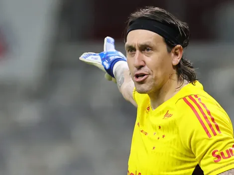 Cássio discute com torcedor após derrota e cita Fábio