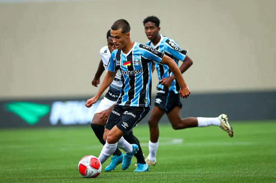 Gabriel Mec, Tiaguinho e Kaick estão entre os destaques da partida que chamou atenção dos torcedores e merecem subir para a equipe profissional. Foto: Angelo Pieretti / Grêmio FBPA