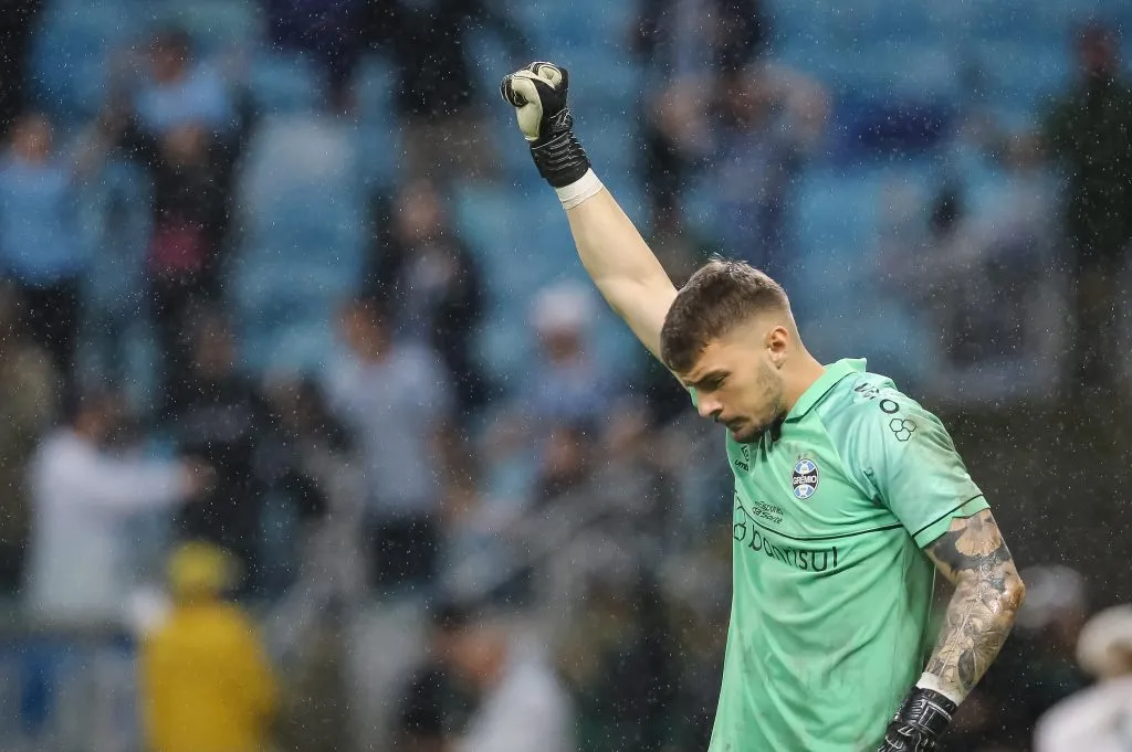 RS – PORTO ALEGRE – 12/07/2023 – COPA DO BRASIL 2023, GREMIO X BAHIA – Gabriel Grando goleiro do Gremio comemora vitoria por penaltis em decisao durante partida contra o Bahia no estadio Arena do Gremio pelo campeonato Copa do Brasil 2023. Foto: Pedro H. Tesch/AGIF