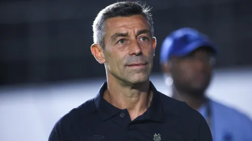 Pedro Caixinha tecnico do Santos antes da partida contra o Palmeiras no estadio Vila Belmiro pelo campeonato Paulista 2025. Foto: Reinaldo Campos/AGIF