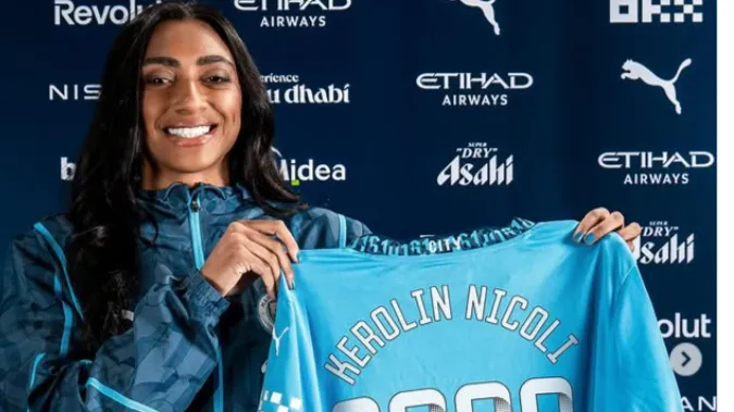 Kerolin em apresentação pelo City