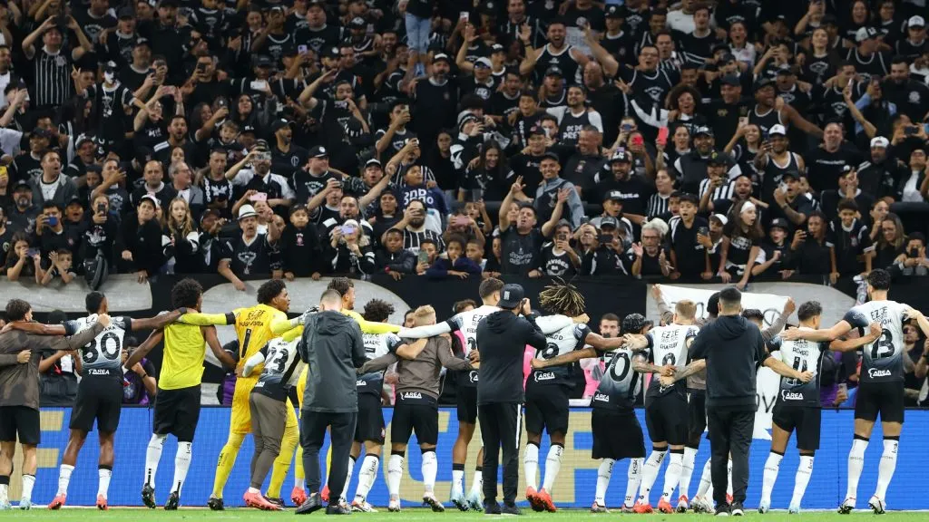 Equipe do Corinthians comemorando com sua torcida