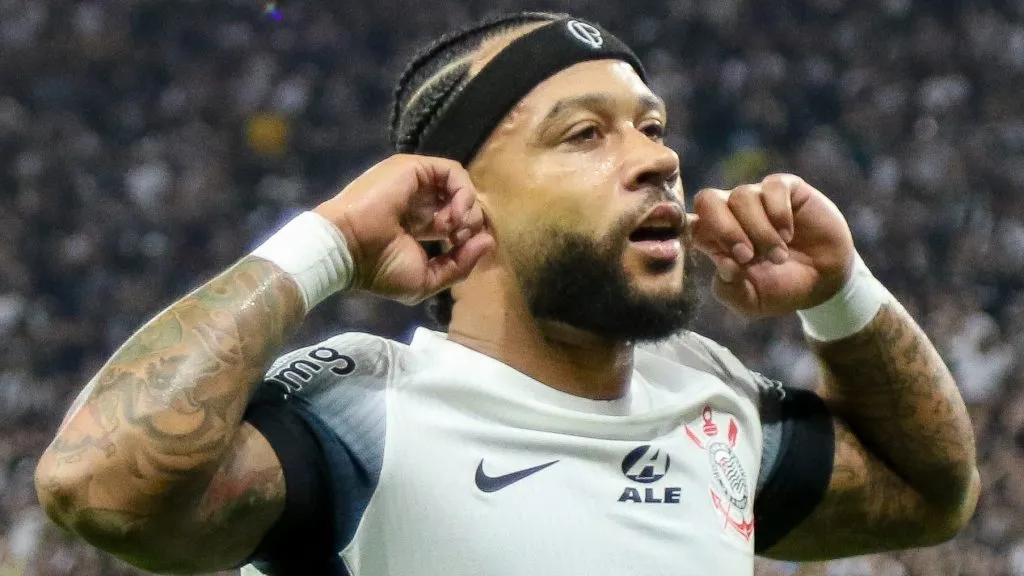 Depay comemorando gol pelo Corinthians