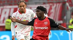 Jeremie Frimpong marcado por Xavi Simons em partida da Bundesliga entre RB Leipzig e Bayer Leverkusen. Foto: Xinhua / Alamy Stock Photo