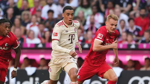 Jamal Musiala com a posse de bola em partida entre Bayern de Munique e Freiburg pela Bundesliga. Foto: Xinhua / Alamy Stock Photo