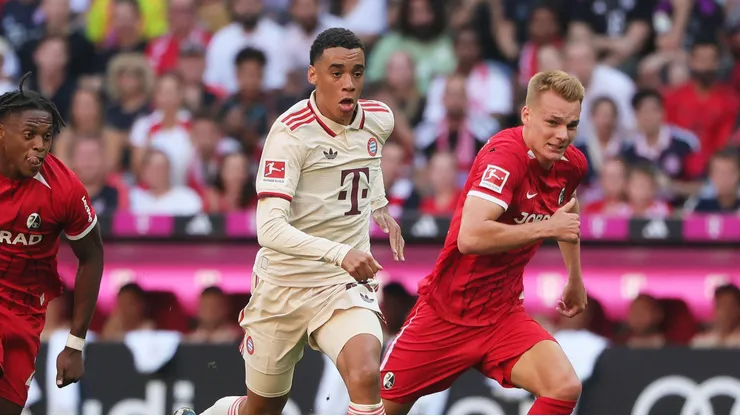 Jamal Musiala com a posse de bola em partida entre Bayern de Munique e Freiburg pela Bundesliga. Foto: Xinhua / Alamy Stock Photo
