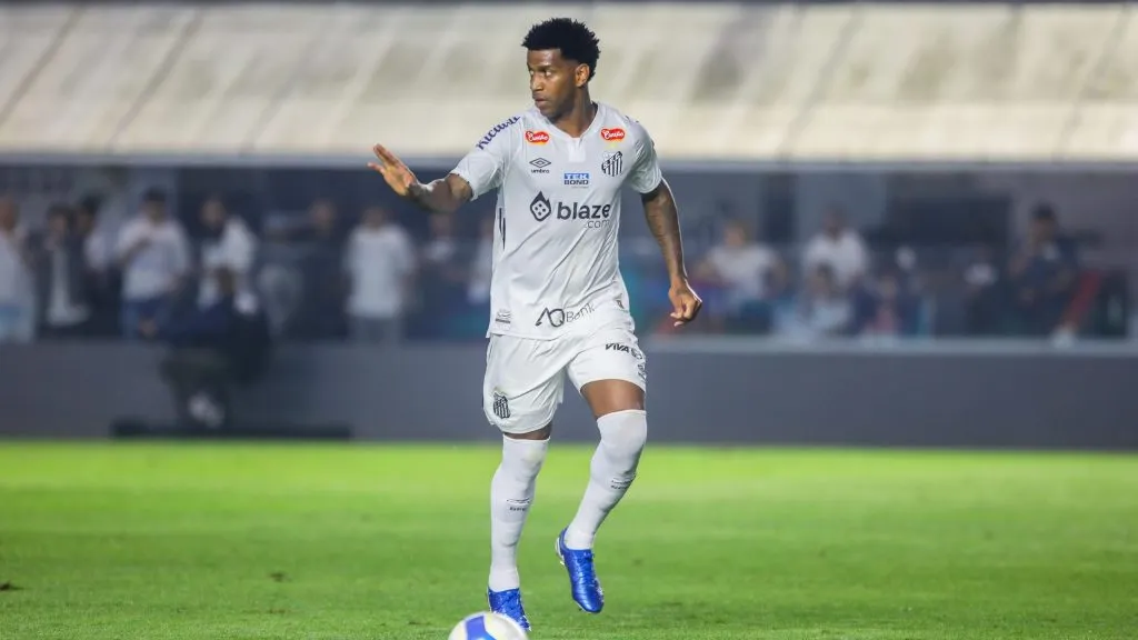 Zagueiro Gil vem buscando pelo seu espaço em campo – Foto: Reinaldo Campos/AGIF