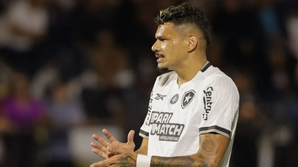 Tiquinho Soares aguarda se apresentado no Santos – Foto: Joisel Amaral/AGIF