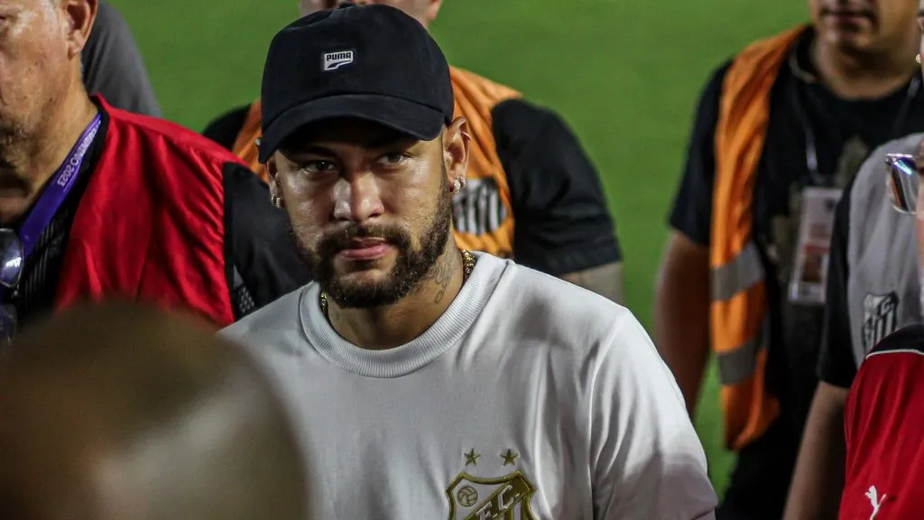 Neymar ex jogador do Santos durante partida Santos e Corinthians no estádio Vila Belmiro pelo campeonato Paulista 2024. Foto: Reinaldo Campos/AGIF