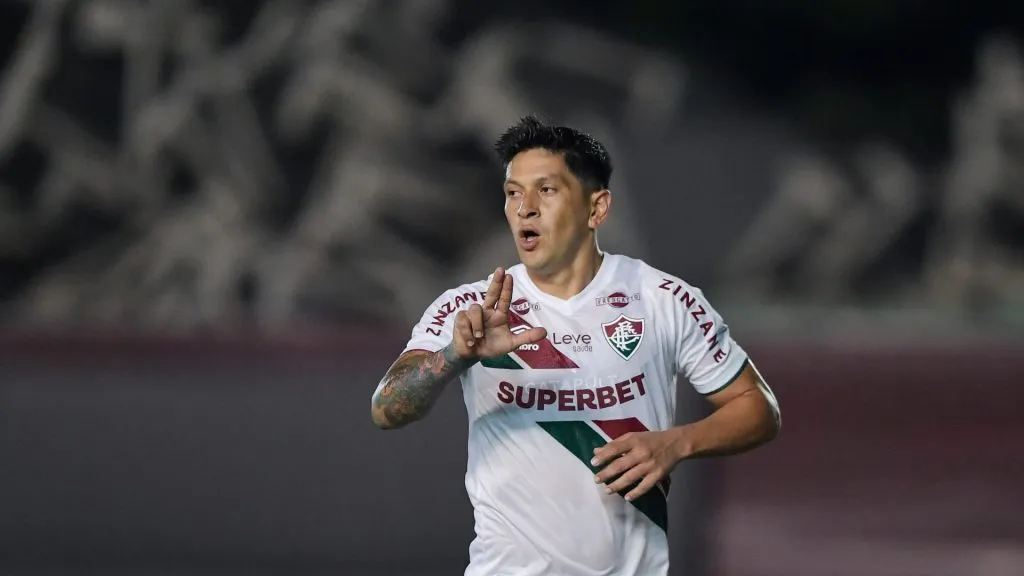 Cano jogador do Fluminense comemora seu gol durante partida contra o Portuguesa Rio no estádio Luso Brasileiro pelo campeonato Carioca 2025. Foto: Thiago Ribeiro/AGIF