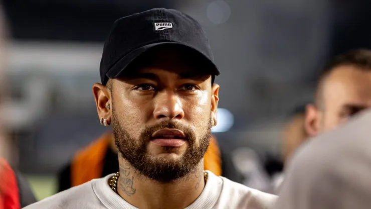 Neymar está retornando ao Brasil para jogar no Santos e atrai interesse de jogador do Flamengo