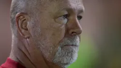 Mano Menezes no banco de reservas.