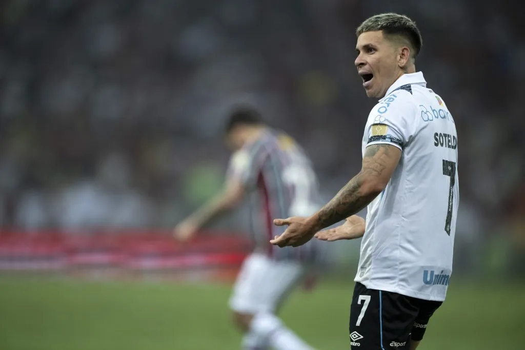 Soteldo vive futuro incerto no Santos – Foto: Jorge Rodrigues/AGIF