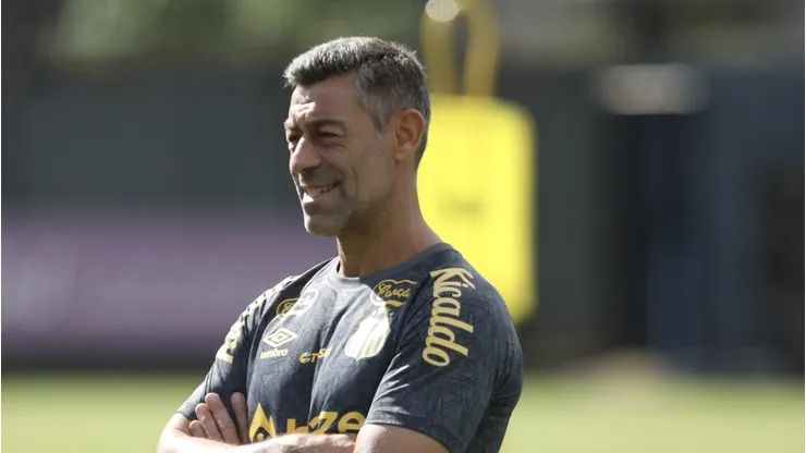 SP - SANTOS - 13/01/2025 - SANTOS, TREINO - Pedro Caixinha tecnico do Santos durante treino no Centro de Treinamento CT Rei Pele, nesta segunda feira (13).