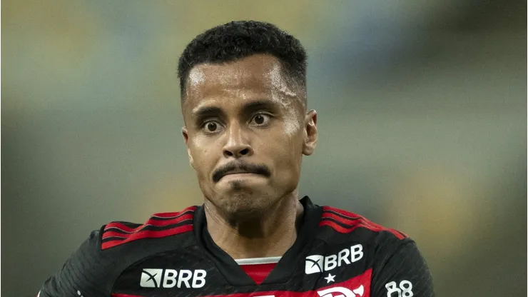 RJ - RIO DE JANEIRO - 30/03/2024 - CARIOCA 2024, NOVA IGUACU X FLAMENGO FINAL - Allan jogador do Flamengo durante partida contra o Nova Iguacu no estadio Maracana pelo campeonato Carioca 2024.
