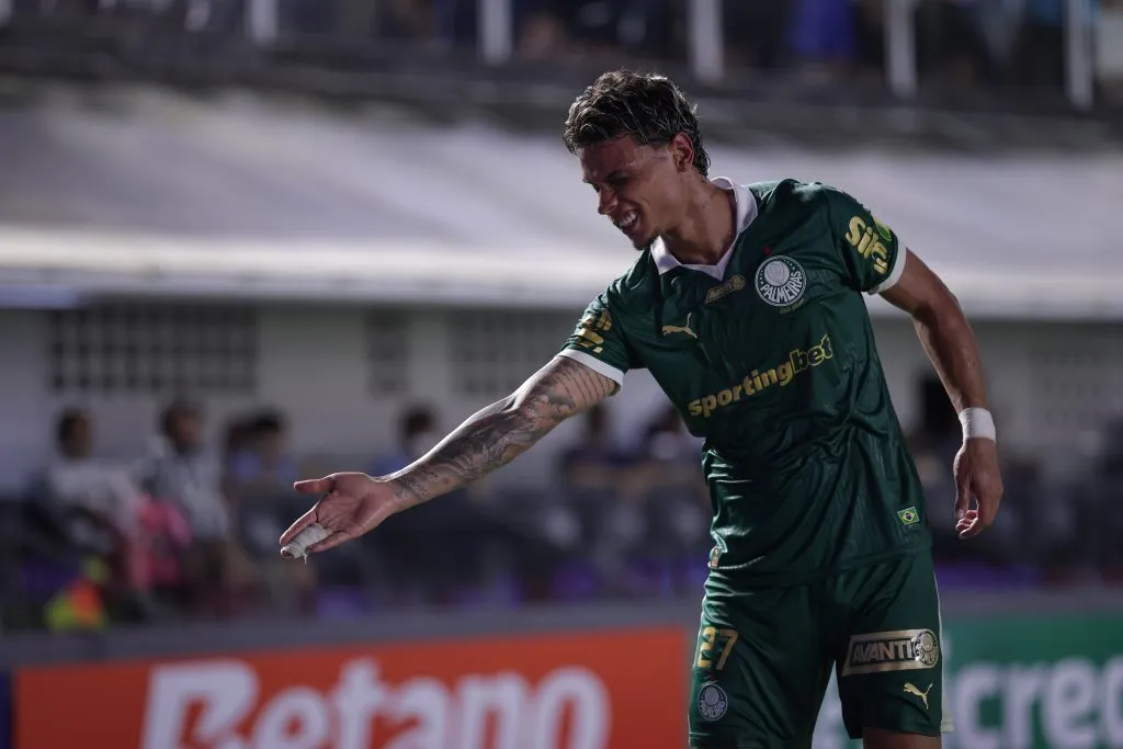 SP – SANTOS – 22/01/2025 – PAULISTA 2025, SANTOS X PALMEIRAS – Richard Rios jogador do Palmeiras comemora seu gol durante partida contra o Santos no estadio Vila Belmiro pelo campeonato Paulista 2025. Foto: Ettore Chiereguini/AGIF