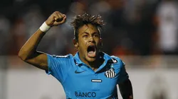 Neymar em 2012 comemorando gol pelo Santos.