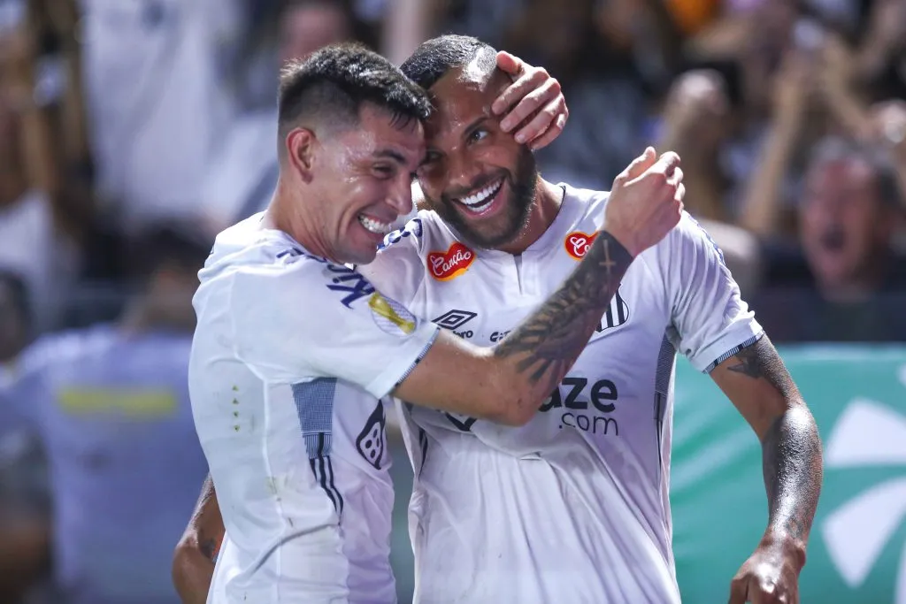 SP – SANTOS – 22/01/2025 – PAULISTA 2025, SANTOS X PALMEIRAS – Guilherme jogador do Santos comemora seu gol com Escobar jogador da sua equipe durante partida contra o Palmeiras no estadio Vila Belmiro pelo campeonato Paulista 2025. Foto: Reinaldo Campos/AGIF