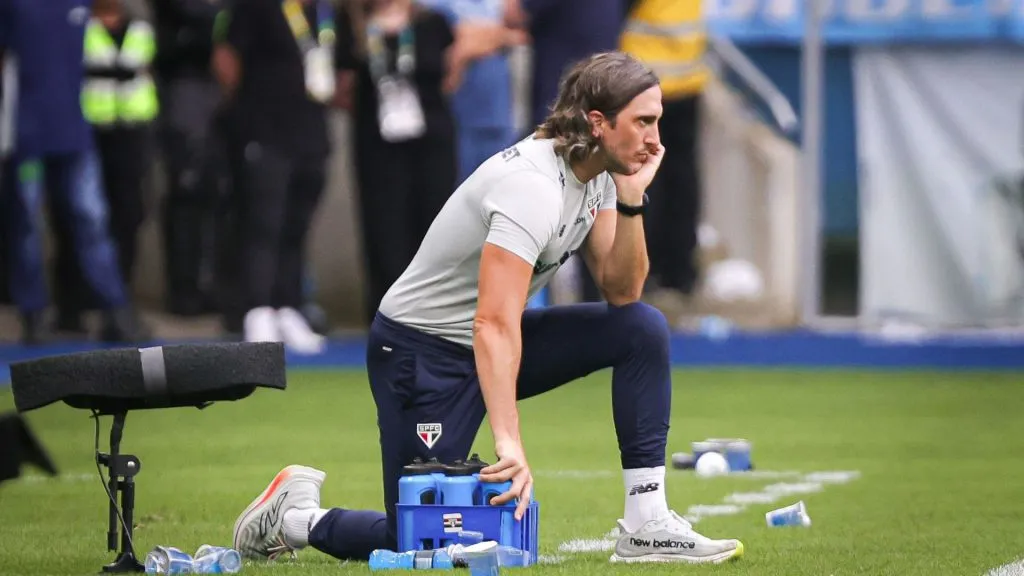 Luis Zubeldia técnico do São Paulo durante partida contra o Grêmio no estádio Arena do Grêmio pelo campeonato Brasileiro A 2024. Foto: Maxi Franzoi/AGIF