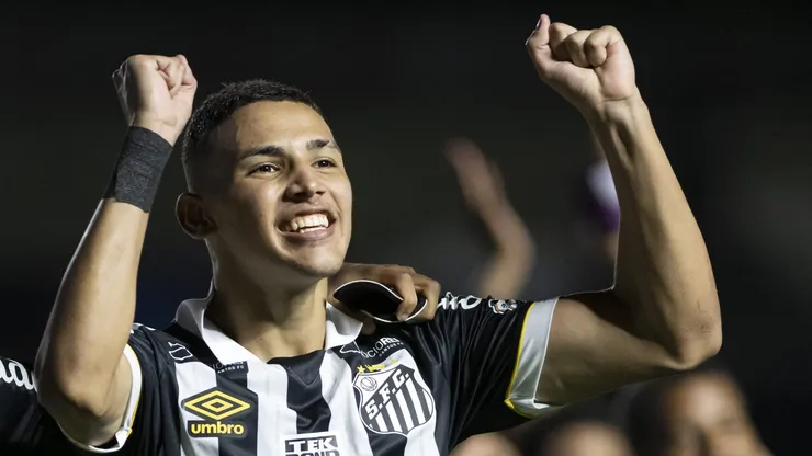 Deivid Washington jogador do Santos comemora vitoria apos a partida contra o Vasco no estadio Sao Januario pelo campeonato BRASILEIRO A 2023. Foto: Jorge Rodrigues/AGIF