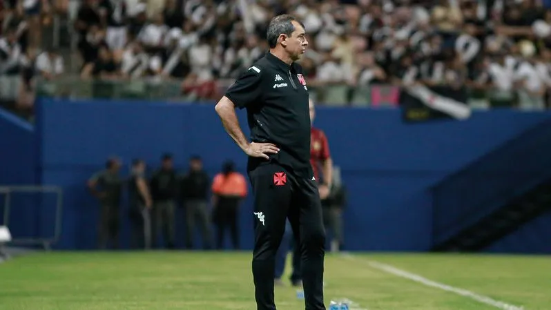 Carille estava empolgado com o avanço por Ramón Sosa – Fotos: Matheus Lima/Vasco.