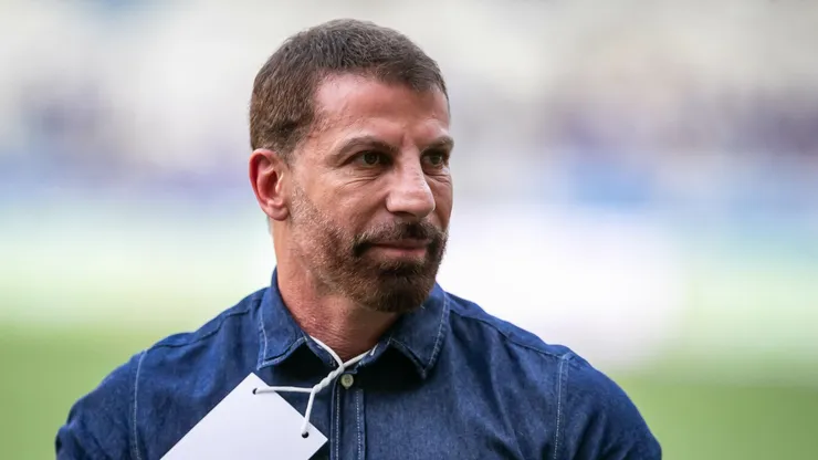 Pedrinho se movimenta para reforçar o Vasco