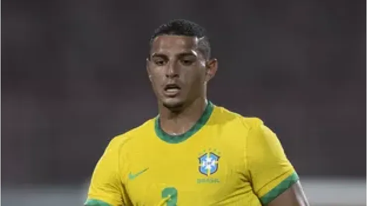 Diego Carlos, zagueiro em ação pela Seleção Brasileira