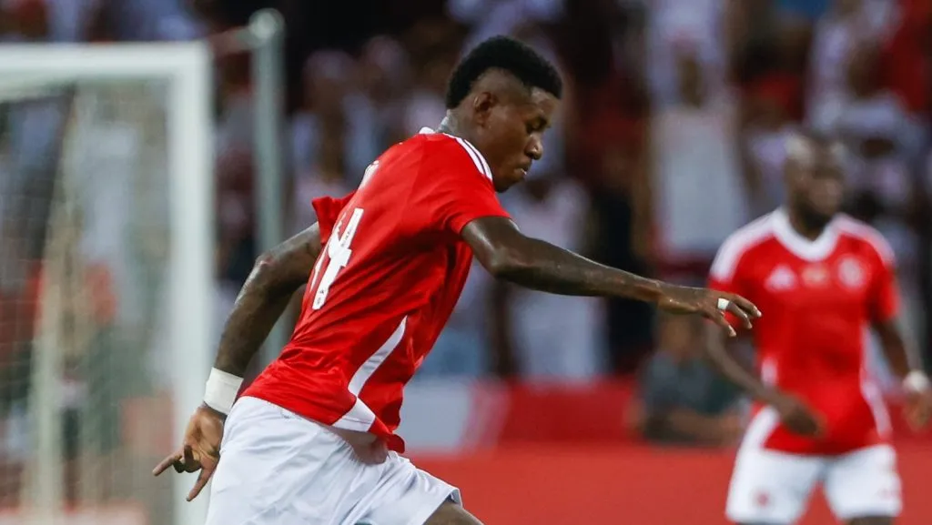 Foto: Luiz Erbes/AGIF – Zagueiro do Inter segue na mira do Rubro-Negro.
