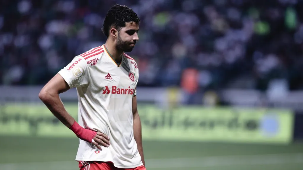 Kaique Rocha com a camisa do Internacional. Foto: Ettore Chiereguini/AGIF