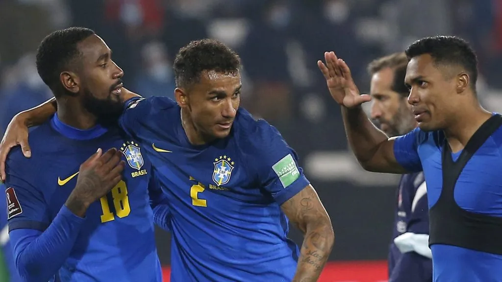 Foto: Claudio Reyes – Pool/Getty Images – Lateral e zagueiro vai reencontrar Alex Sandro e Gerson no Flamengo.