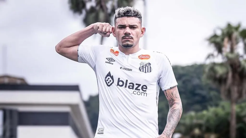 Tiquinho Soares é o novo jogador do Santos