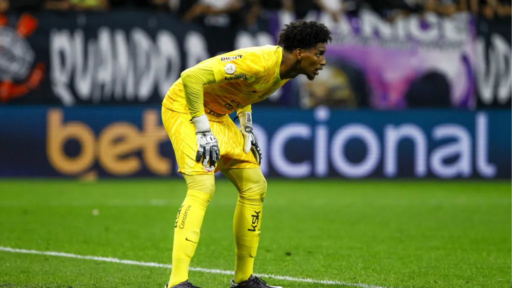 Hugo Souza jogando pelo Corinthians. Foto: Marco Miatelo/AGIF