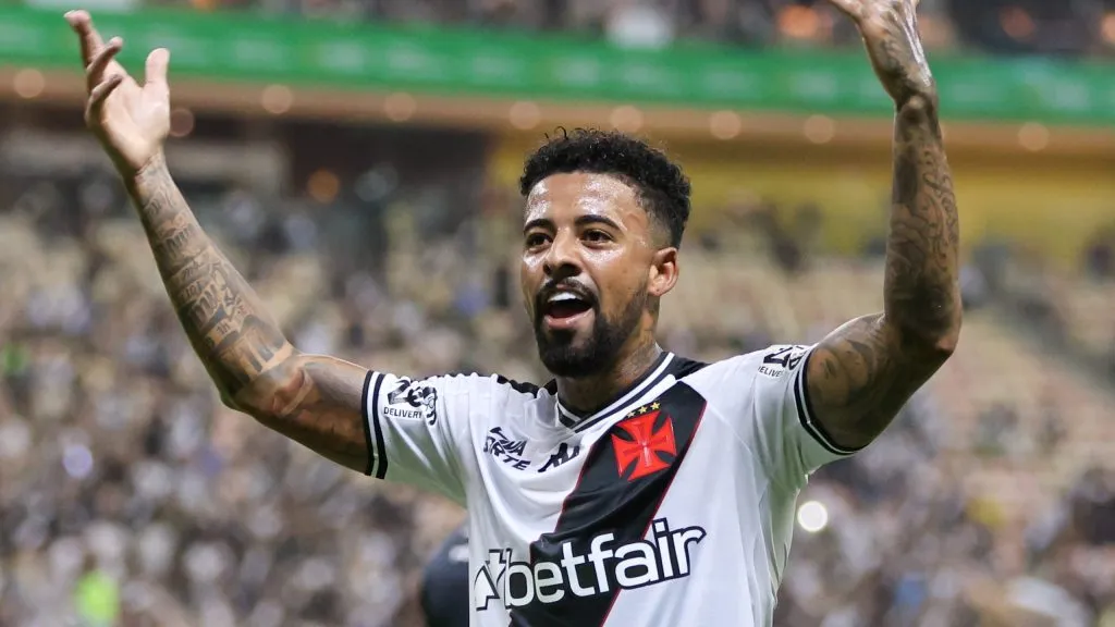 Paulinho comemorando. Foto: Antonio Pereira/AGIF