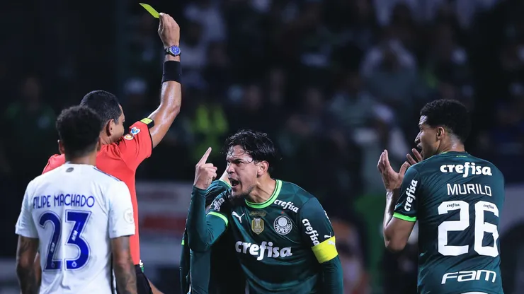 Gustavo Gomez reclamando com a arbitragem do Paulistão. Foto: Ettore Chiereguini / AGIF
