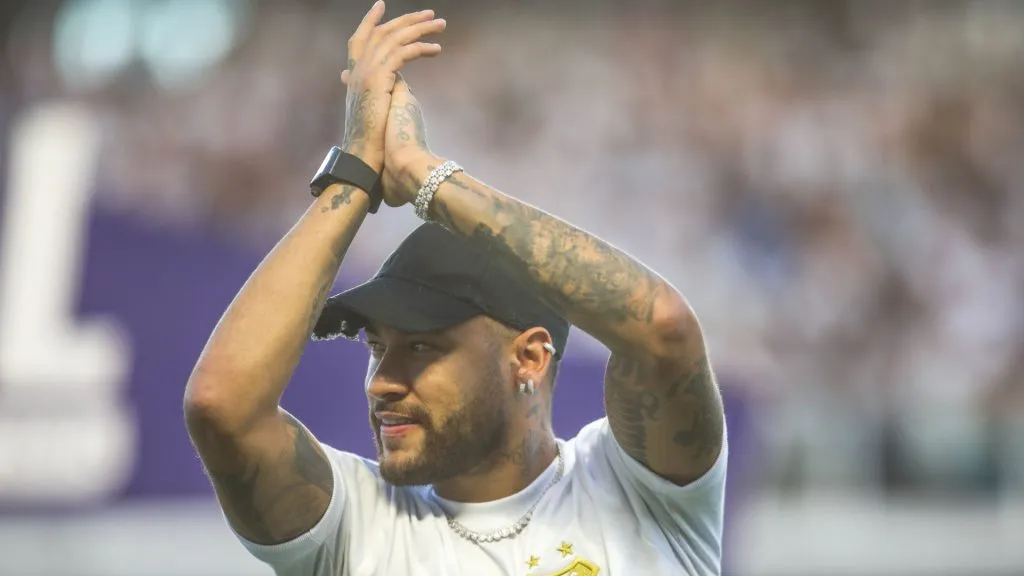 Neymar Junior ex jogador do Santos entra com o troféu do campeonato paulista antes da partida entre Santos e Palmeiras no estádio Vila Belmiro pelo campeonato Paulista 2024. Foto Reinaldo CamposAG
